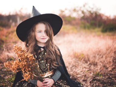 mała dziewczynka czarownica