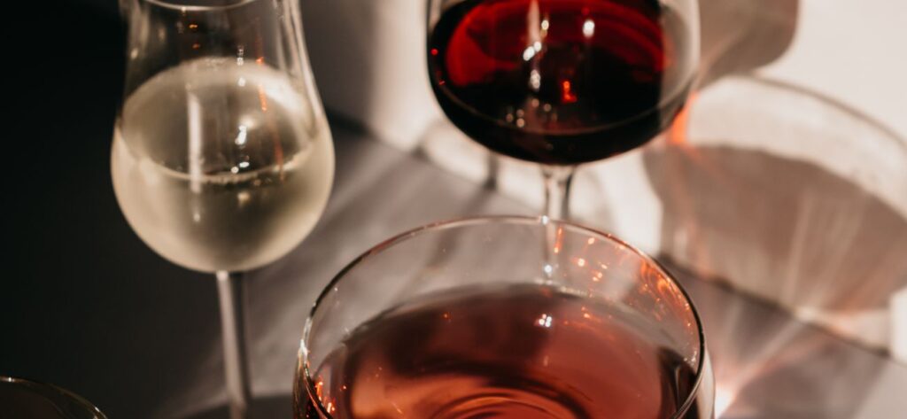 plamy z czerwonego wina