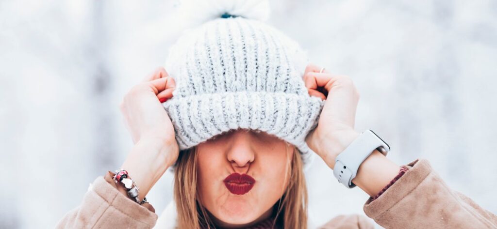 luźna czapka z pomponem