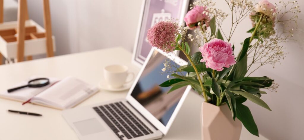 piękne kwiaty w wazonie cięte