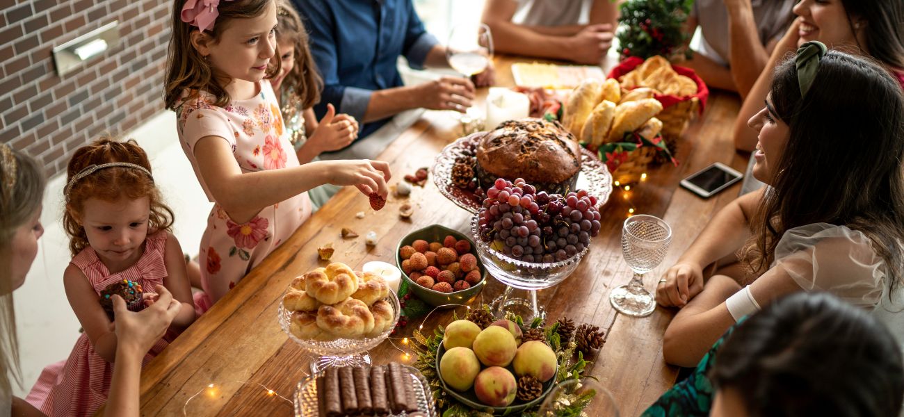 wspólny posiłek przy stole