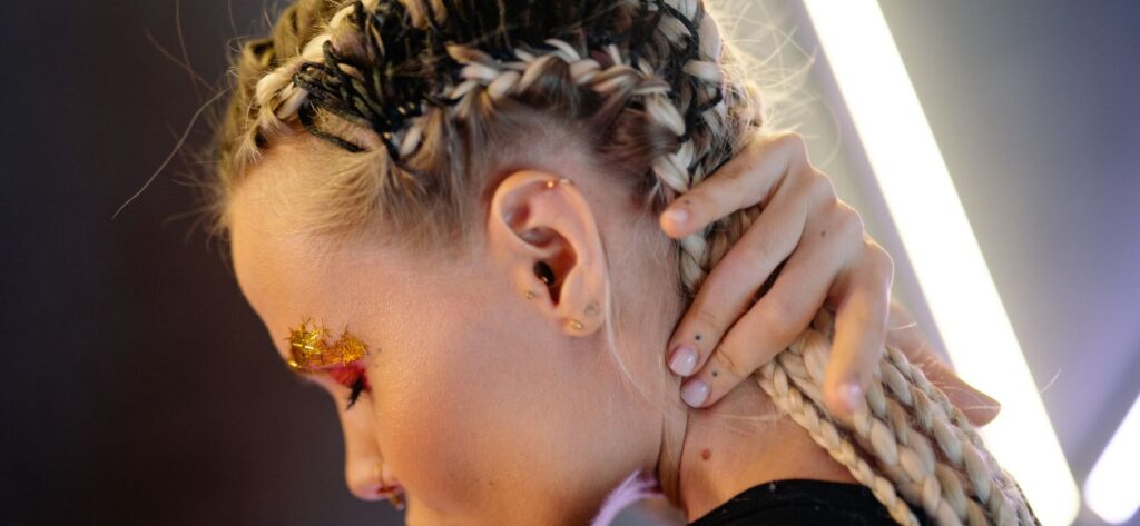 warkoczyki fryzury wygodne modne na czasie trendy viral 2025