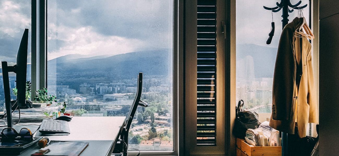 jak wybrać idealne biurko?