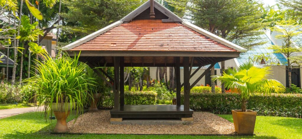 miejsce relaksu w ogrodzie - zadaszona altanka