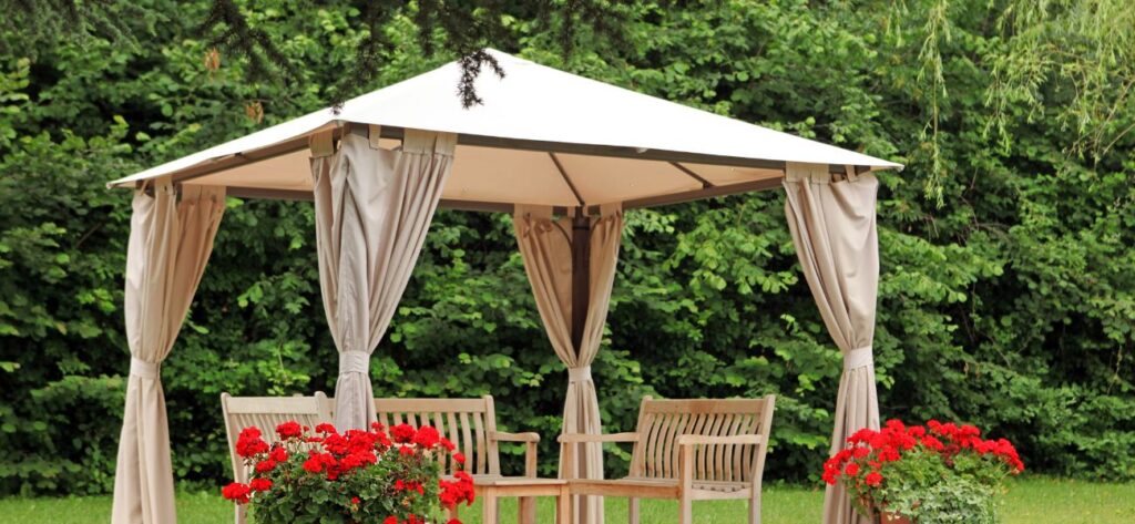 metalowa altana w ogrodzie