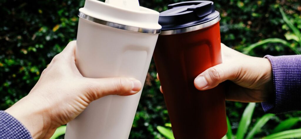 kawa z termosa, kubek do kawy w podróży