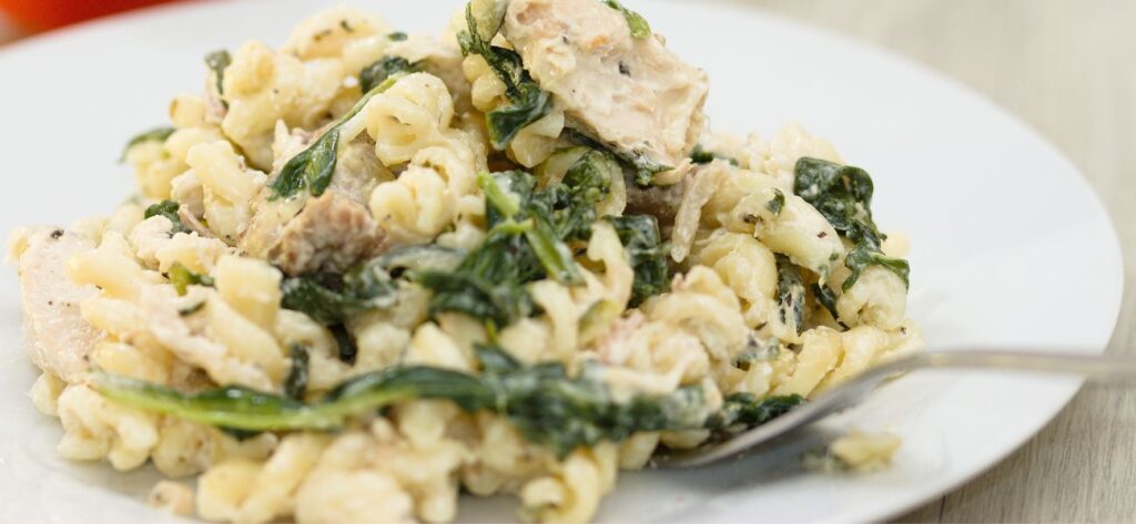 przepis na kurczaka zagrodowego z makaronem i szpinakiem