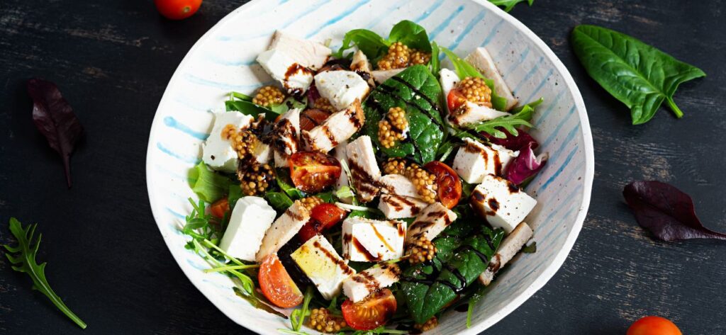 kurczak zagrodowy z warzywami i fetą