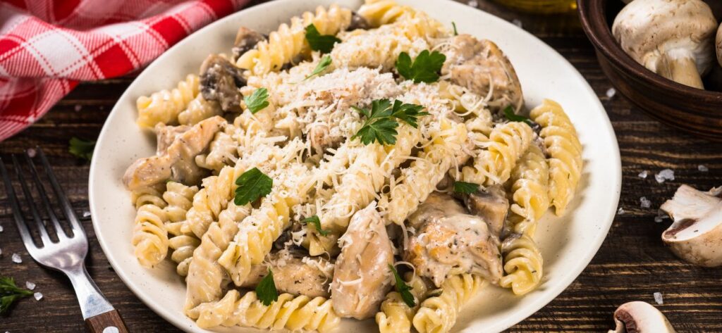 kurczak z makaronem i śmietaną