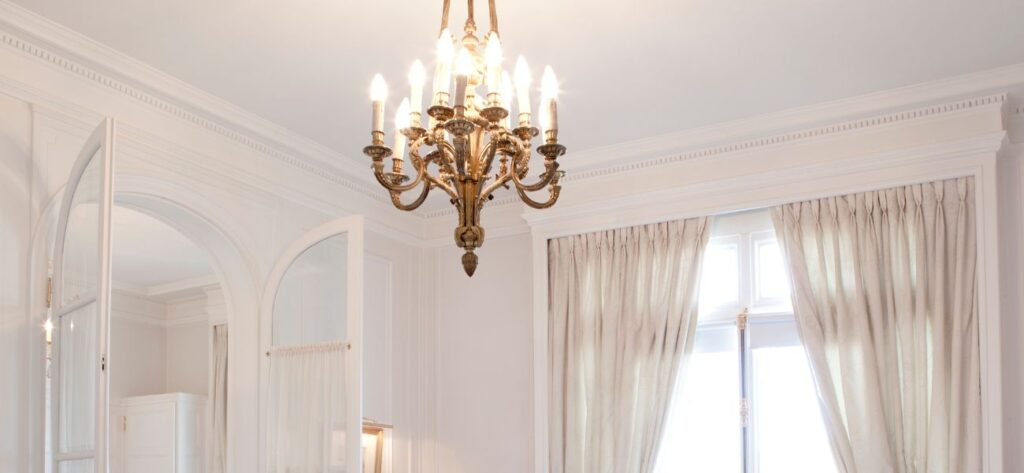 klasyczny żyrandol do salonu