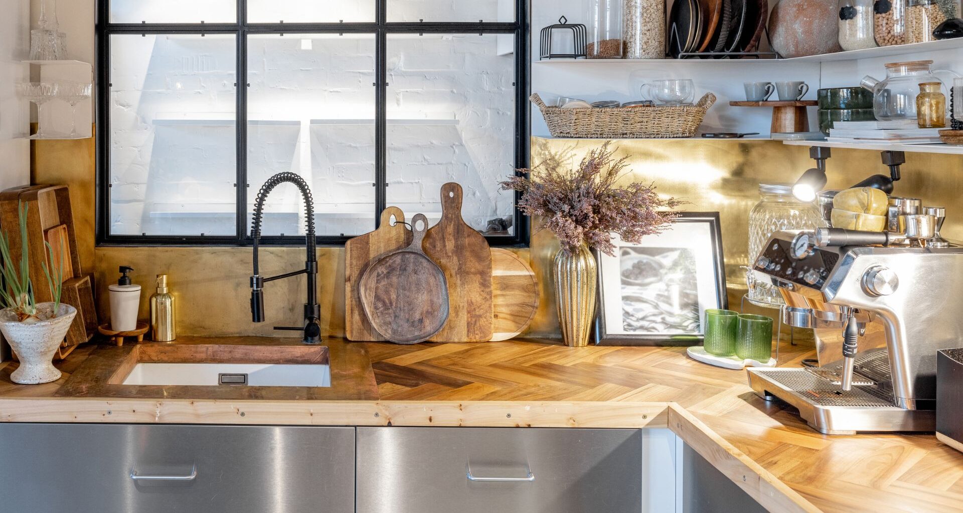 bateria kuchenna w loftowej kuchni