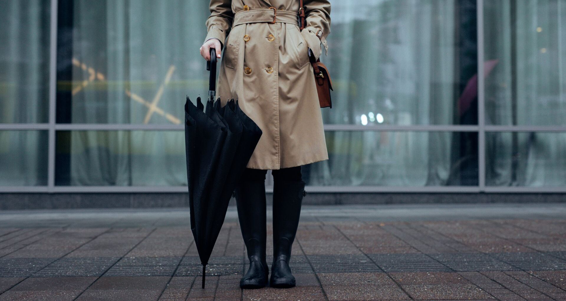 elegancka kobieta z czarnym parasolem