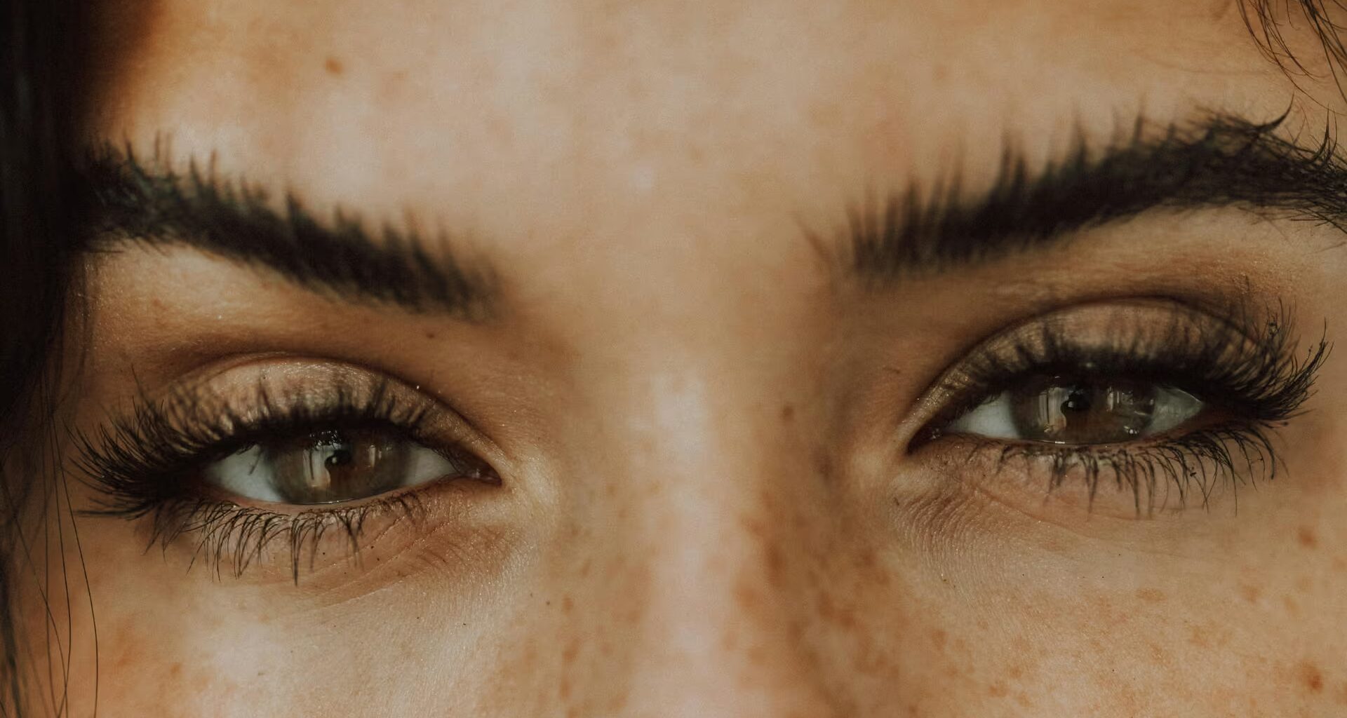 Jak przykleić sztuczne rzęsy?