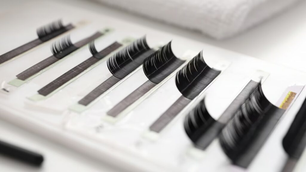 aplikacja sztuczne rzęsy samemu