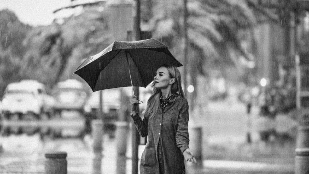 kobieta z damską parasolką