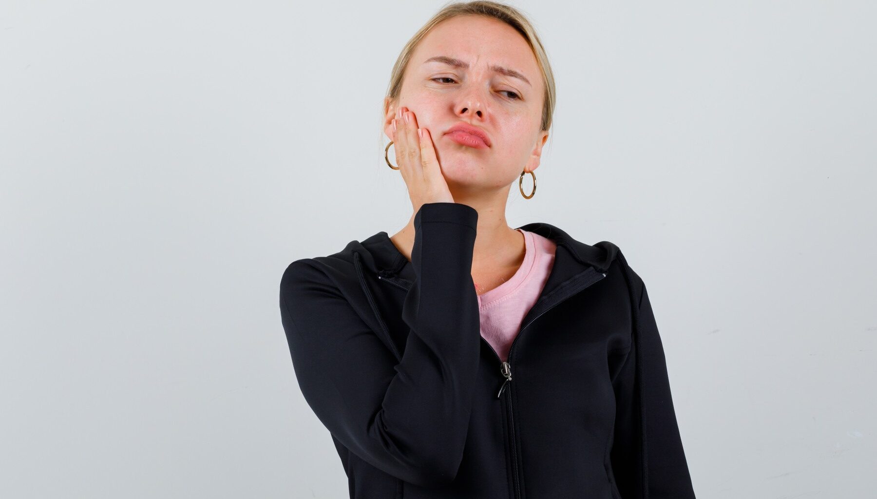 kobieta z bolącym zębem a leczenie kanałowe