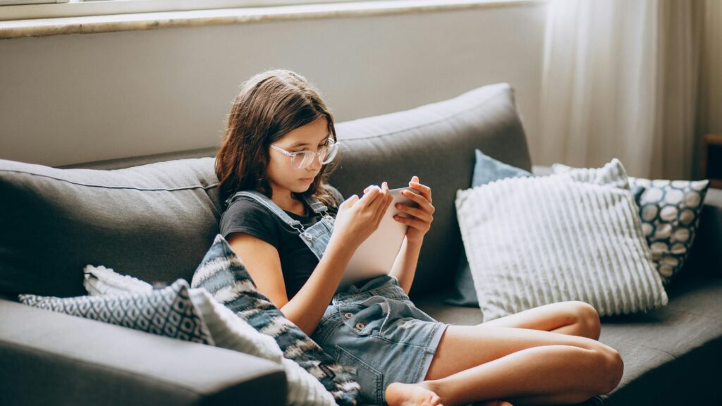 młoda dziewczyna uzależniona od tableta