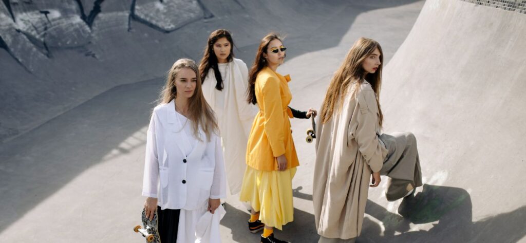 kolorowe pastelowe stonowane monochromatyczne stylizacje 2025