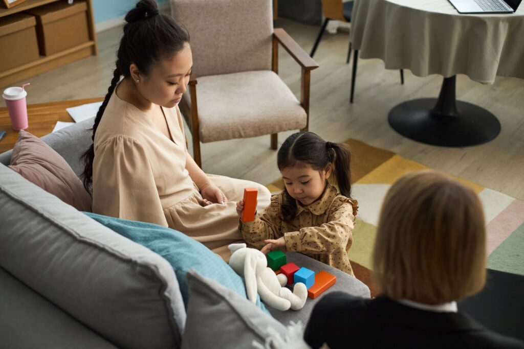 dziecko cicho bawiące się w domu