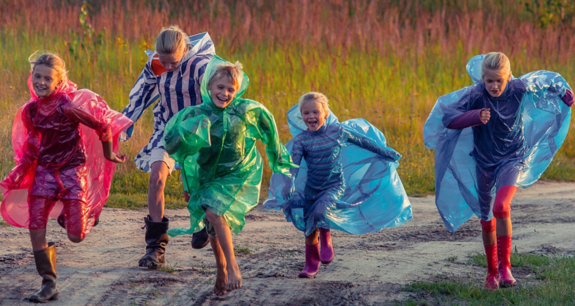 kalosze biegające dzieci po kałużach