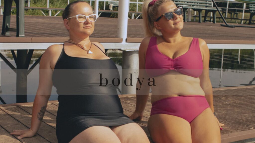 moda plażowa, kobiety opalają się