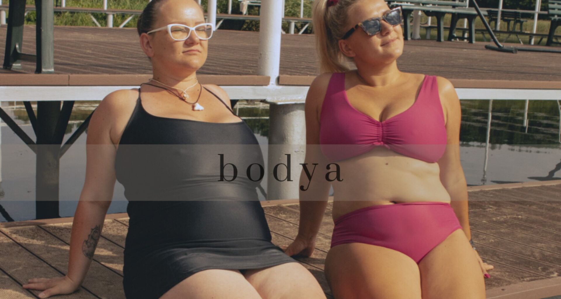 moda plażowa, kobiety opalają się