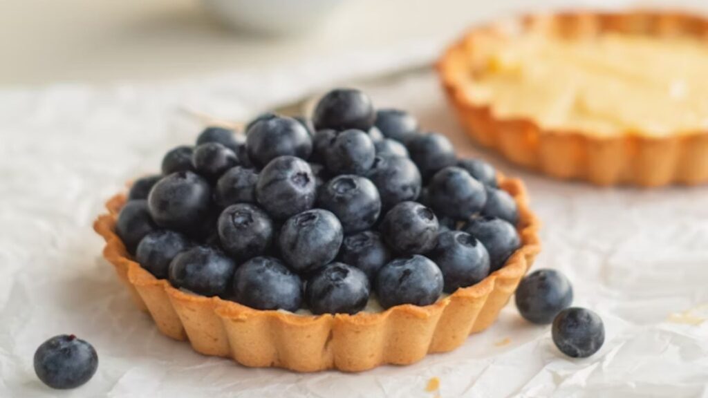 jagody i tarta pyszne jedzenie dla gości i rodziny