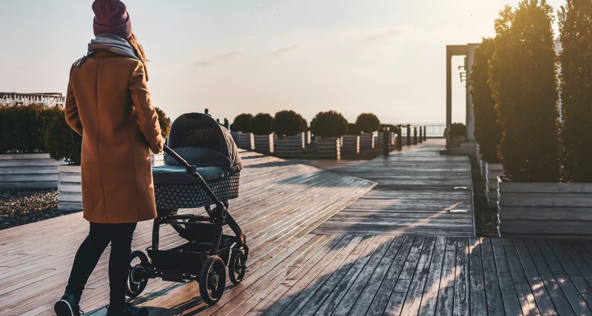 kobieta pcha wózek dziecięcy sklep z wózkami