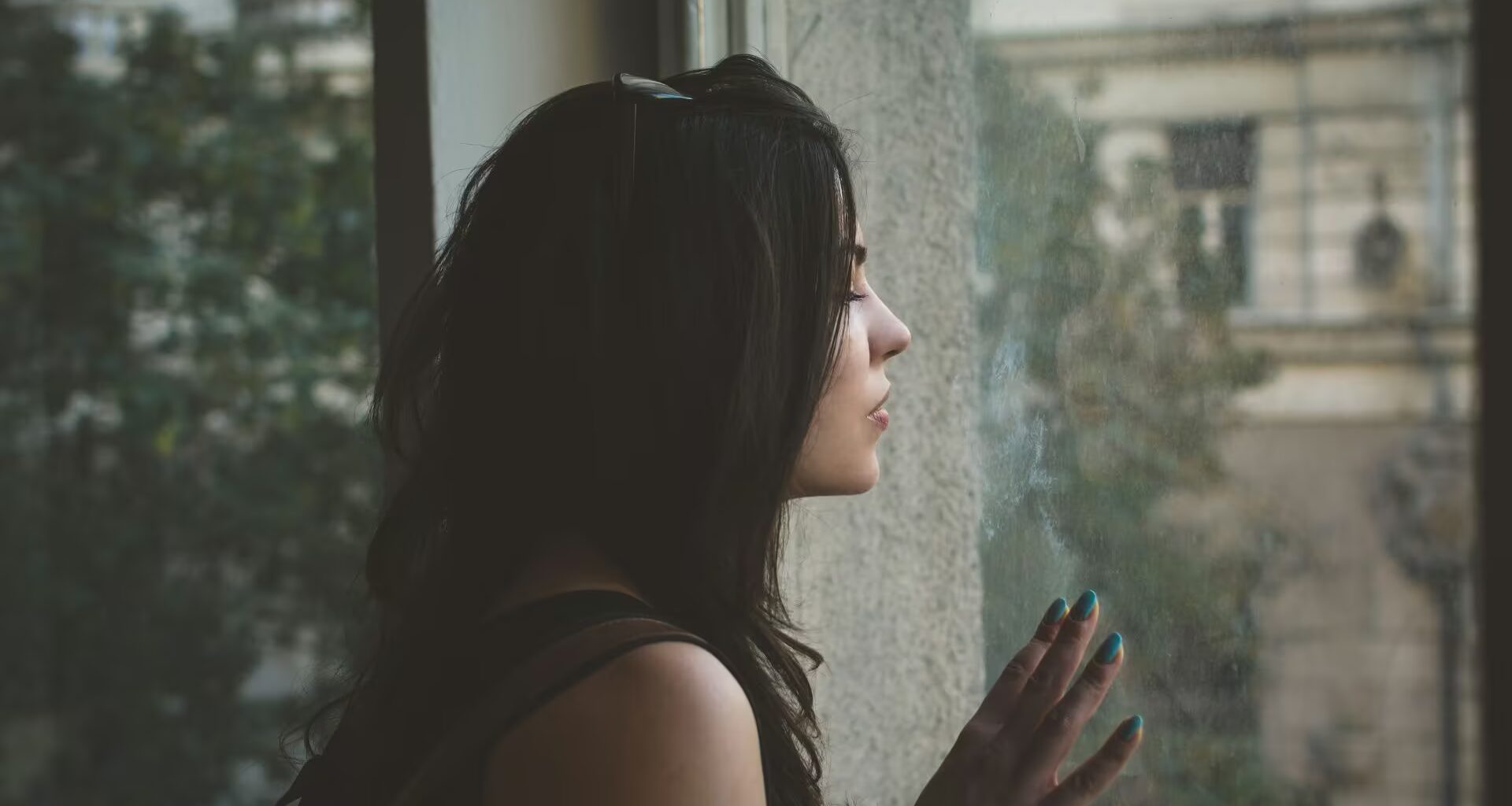 złe myśli kobieta patrzy przez okno