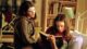 Lorelai Gilmore rozmawia z córką Rory, która czyta książkę na łóżku – kadr z serialu „Kochane kłopoty”.