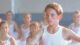 Młody chłopiec w białym stroju baletowym podczas zajęć tanecznych – kadr z filmu „Billy Elliot”.